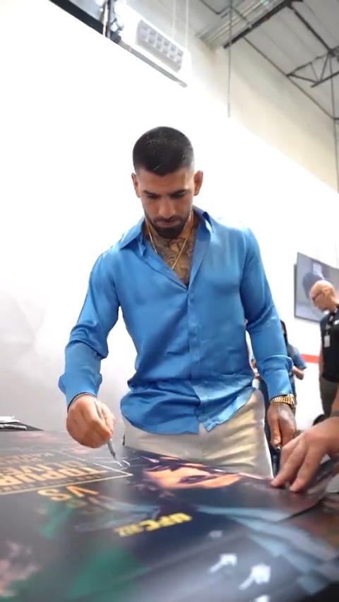 Ilia Topuria et Charles Oliveira signent les posters de l’#UFC317. ✍️