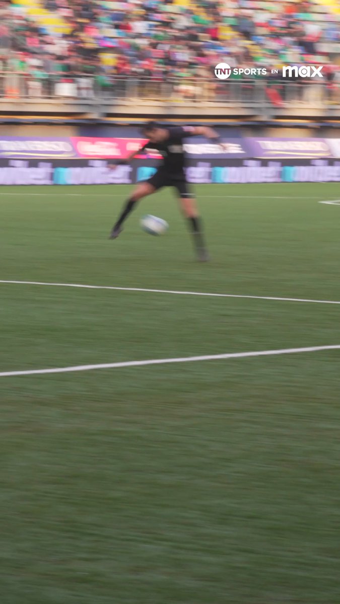😬⚽🇨🇱 Pero si fue sin querer queriendo... Fernando Vejar, árbitro del duelo entre Audax Italiano y #ColoColo en la #LigaDePrimera, no esperaba la jugada preparada de Vicente Pizarro y bueno... COSAS QUE PASAN, GENTE. Disfruta de lo mejor del fútbol chileno por #TNTSportsenMax 📲💻 Link en la BIO 📍