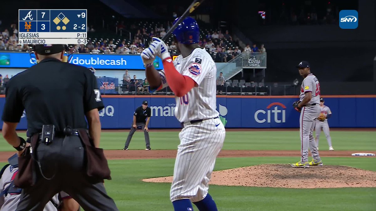 Ronny Mauricio rips an RBI double to get the tying run to the plate for the Mets in the 9th!