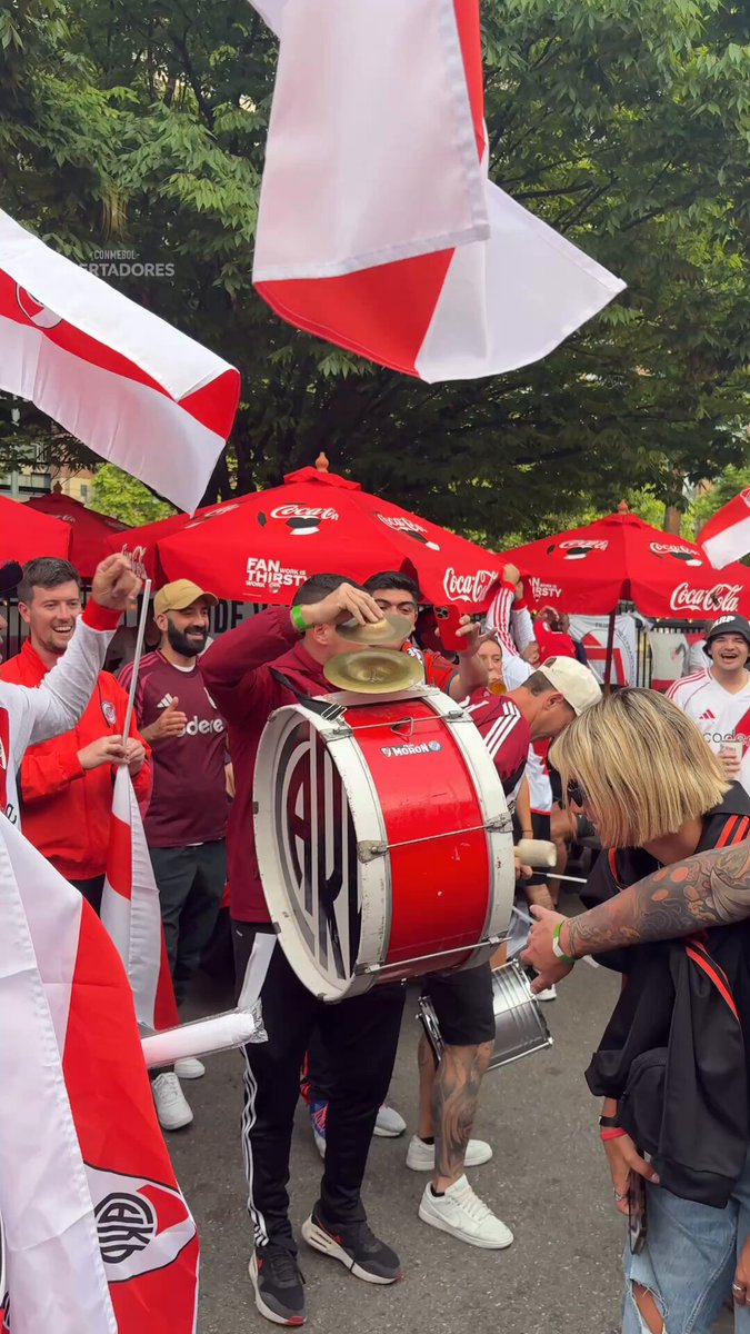 🎌 El banderazo de River Plate en Seattle: los hinchas y el sueño de seguir en el Mundial de Clubes. 🏆 CONMEBOL #Libertadores | #GloriaEterna | #FIFACWC