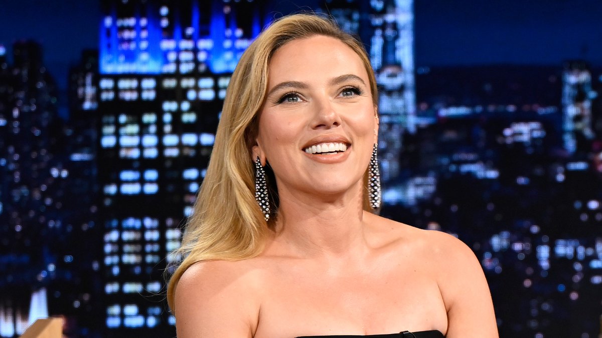 Scarlett Johansson decides which of her past co-stars would survive in Jurassic World! #FallonTonight