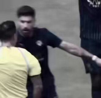 والله اني جالس افكر شلون اذا طلع من النادي يجينا لاعب ينسينا هاللاعب الكبير والله اني جالس افكر فعلاً بهالامر ! عمره 28 التجديد معاه لازم يكون 5 سنوات لاني متأكد تماماً انه قادر يعطي حتى عمر الـ 33 بالراحه "ابكي من الفرقى وهي مابعد جت" 😔💙💙💙
