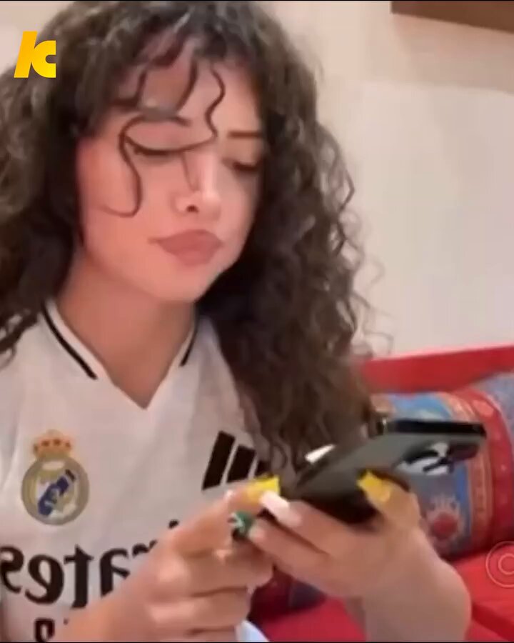عرفتم يا شباب كيف البنات يلعبون عليكم ..!! هذا لاعب مشهور وعنده فلوس وجماهير وبعد هذا بنت تلعب عليه ..!! شباب مش اي بنت ترسلك رسايل ترد عليها ولو رديت خليك ذكي والعب عليها قبل تلعب عليك ..!! خذ صورها ، العب عليها بخطط لاتقولها معلوماتك الخاصه ابدا .. امسك عليها اشياء … اذا عندك حد مسؤول في شركات الاتصالات خليه يطلع لك معلوماتها ..!! احفظ المحادثات وكل الأدله عشان لو اتبلت عليك تعرف ترد وتدافع عن نفسك … واخيرا دام المواضيع صارت بالطريقه هذي والبنات صاروا يبتزوا الشباب وقصص كثيره صارت من هالنوع … تعال وبقولك تلعب قيم فحياتهم ماشافوه … انا احذرك واقولك ولاتكون ضحيه …