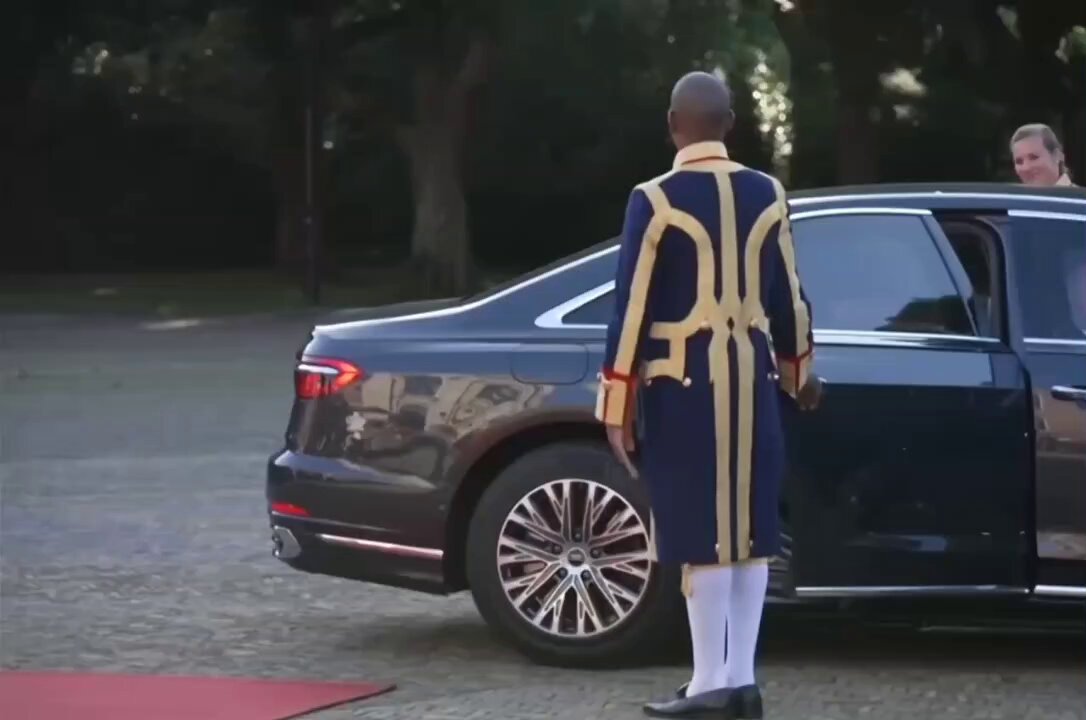 Zelensky no longer disguises himself in camouflage in Europe: he arrived at the residence of the King of the Netherlands in The Hague for the NATO summit in a suit.
