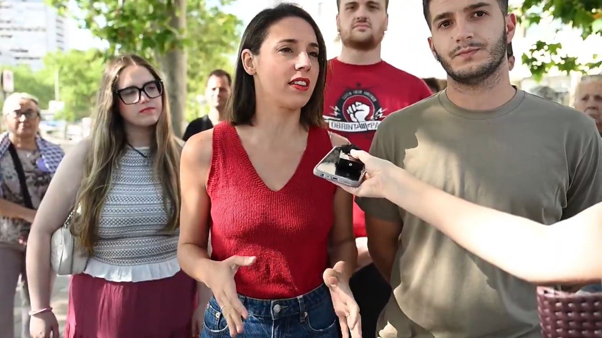 Estamos aquí para apoyar a las 4 de Rebeldía que están sufriendo un proceso de criminalización por ser antifascistas y participar de una protesta no violenta para denunciar el fascismo. No están solas y cuentan con el apoyo de la mayoría de la sociedad. 🎥 Irene Montero