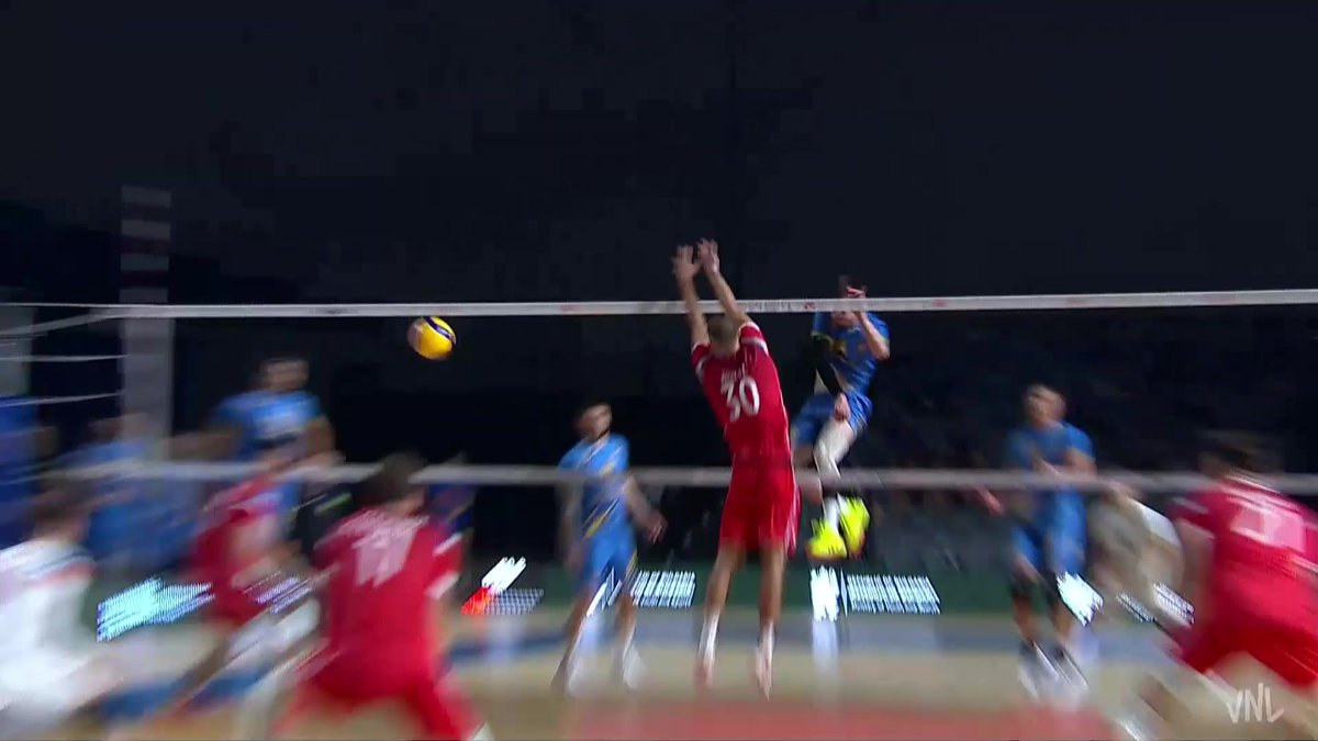 Malmenés, les Bleus remportent le premier set contre l’Ukraine pour le début de la 2e étape de la Ligue des nations #lequipeVOLLEY Suivez la rencontre en direct par ici ➡️
