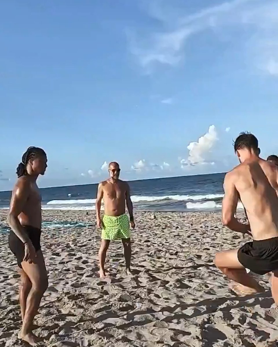 Pep Guardiola playing two-touch with his players on the beach in Florida 😎 (via @mancity)