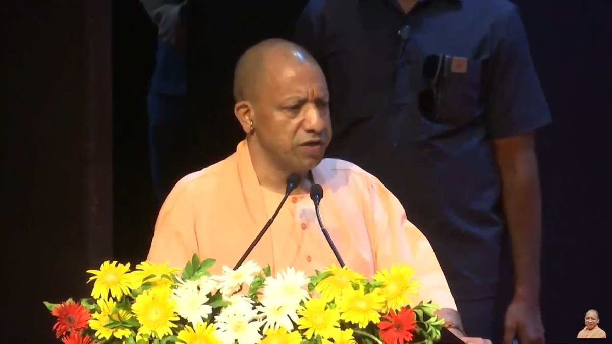 उत्तर प्रदेश के अंदर जो हमारे लोकतंत्र सेनानी हैं, हम घोषणा कर रहे हैं कि उनको और उनके परिवार के सदस्यों के लिए कैशलेस उपचार की व्यवस्था प्रदेश के अंदर लागू करेंगे...
