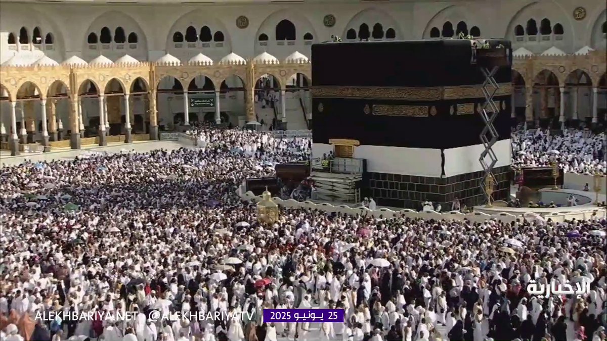 لقطات من بدء أعمال رفع كسوة #الكعبة_المشرفة استعداداً لتغييرها. -