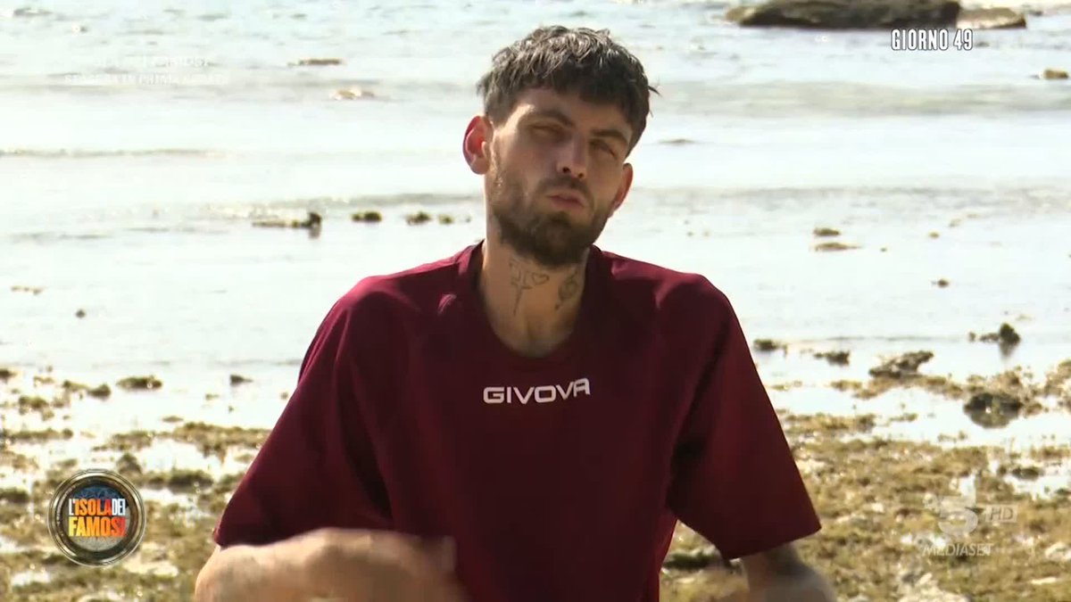 "Tutto è bene quel che finisce bene... MA NON SULL'ISOLA DEI FAMOSI" 😂 Teresanna, dopo aver mangiato la parmigiana, vorrebbe un po' del suo riso... ma qualcuno non è d'accordo! #Isola