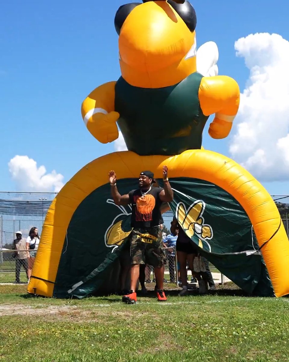 .Derrick Henry hosted his annual Two All Community Day in his hometown of Yulee, Florida. He handed out backpacks, bikes and toys to more than 300 kids!