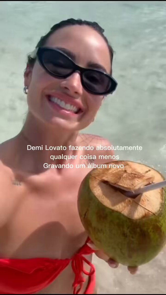 Demi Lovato fazendo qualquer coisa menos gravando um álbum novo: