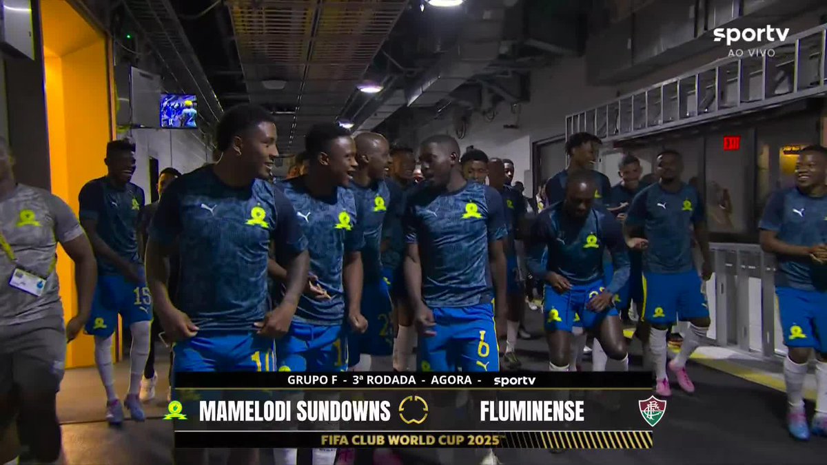 Elenco do Mamelodi Sundowns indo para o aquecimento antes da partida contra o Fluminense, pela Copa do Mundo de Clubes. 🎥 sportv | ge
