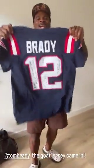Micah finally got his Tom Brady jersey 🙌🤝 (via NFL & Micah Parsons / IG)