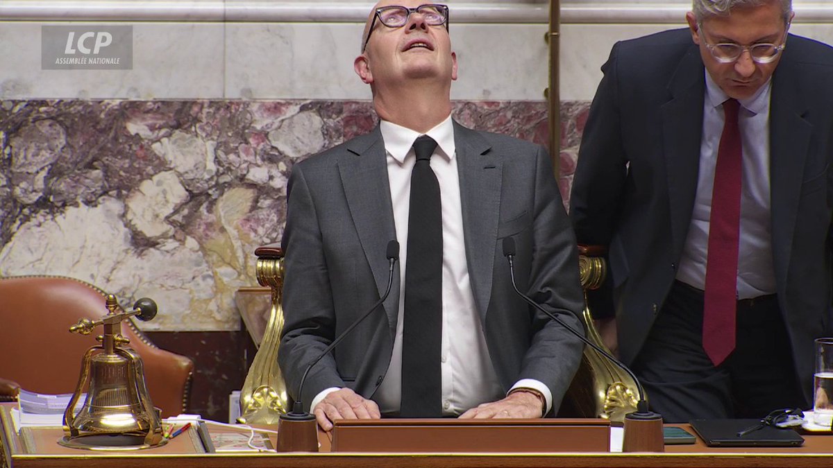 Une fuite d'eau dans l'hémicycle de l'Assemblée nationale pendant le débat sur la situation au Proche et Moyen-Orient : "Vous vous êtes aperçus qu'il pleuvait ?", demande François @Bayrou. La séance est suspendue. #DirectAN