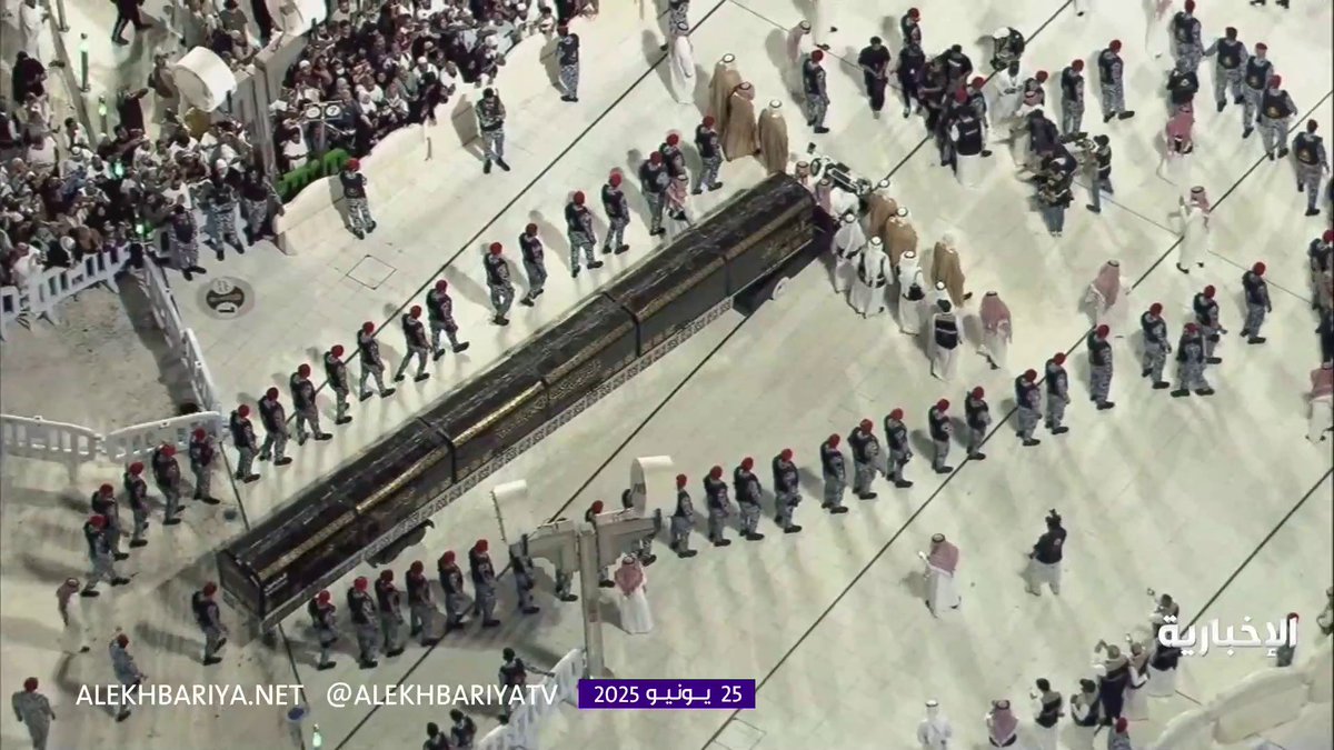 مشهد مهيب.. كسوة #الكعبة_المشرفة الجديدة تدخل ساحة المسجد الحرام. -