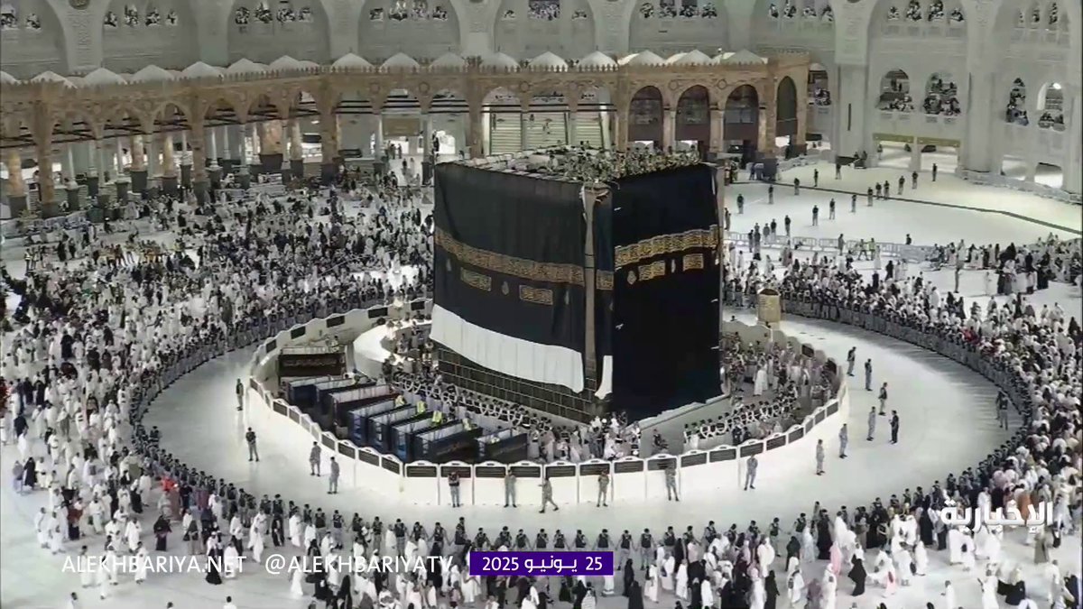 عاجل 🔴 بالتزامن مع تبديل كسوة #الكعبة_المشرفة.. المعتمرون يؤدون الطواف بكل يسر وسهولة _