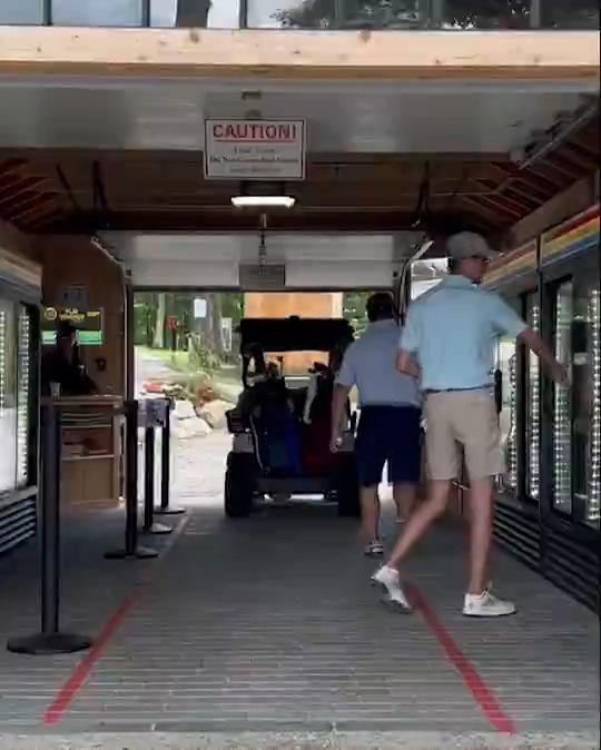 This golf course has a drive-through halfway house. 🔥