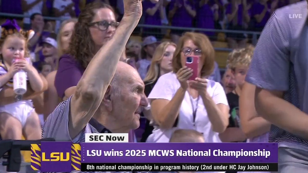 .LSU Baseball legend Skip Bertman gets a standing ovation at the national championship celebration 👏