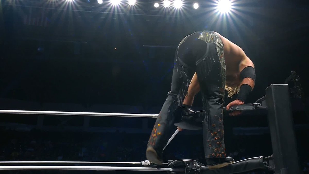 The the beast mortos got out of the way of Hangman's Moonsault just to hit him with a HUGE tornillo! Watch #AEWDynamite LIVE on TBS &amp; MAX