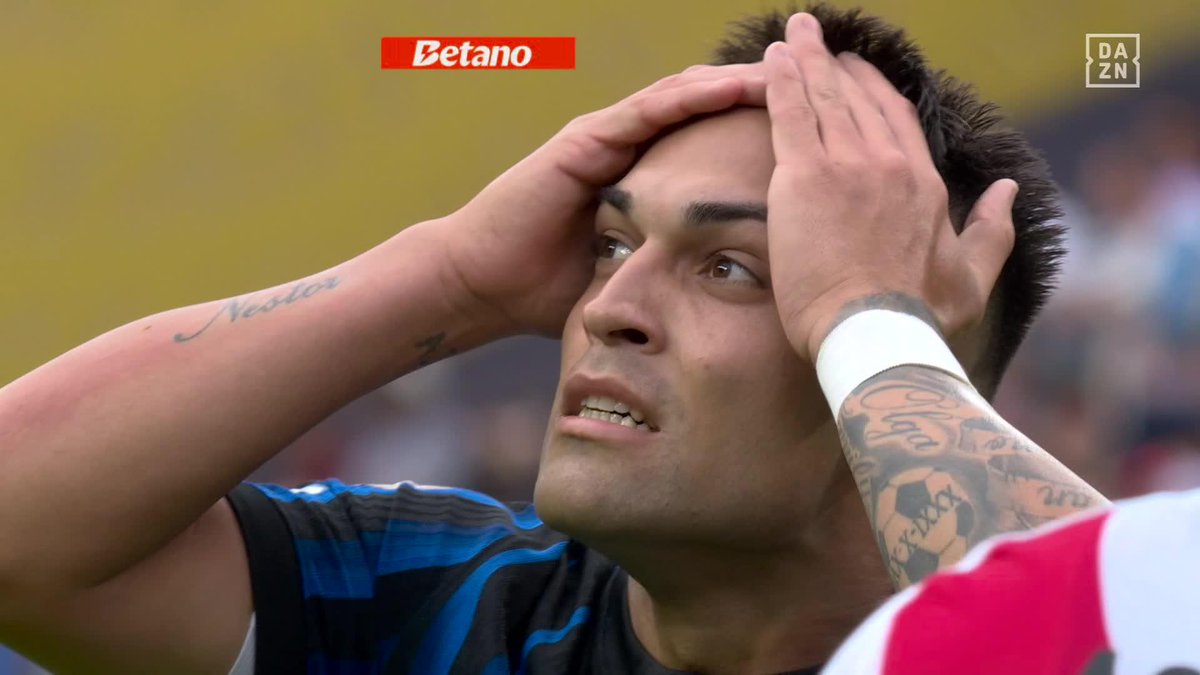 SAN FRANCO ARMANI, PATRÓN DE LA ESPERANZA DE RIVER PLATE 👏👏👏 Madre mía la que le sacó a Lautaro @FIFACWC | Todos los partidos gratis en | #FIFACWC #TakeItToTheWorld