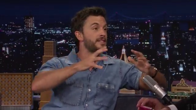 Jonathan Bailey’s nonprofit The Shameless Fund has raised nearly one million dollars from glasses inspired by his Jurassic World character, Dr. Loomis. #FallonTonight #JurassicWorldRebirth