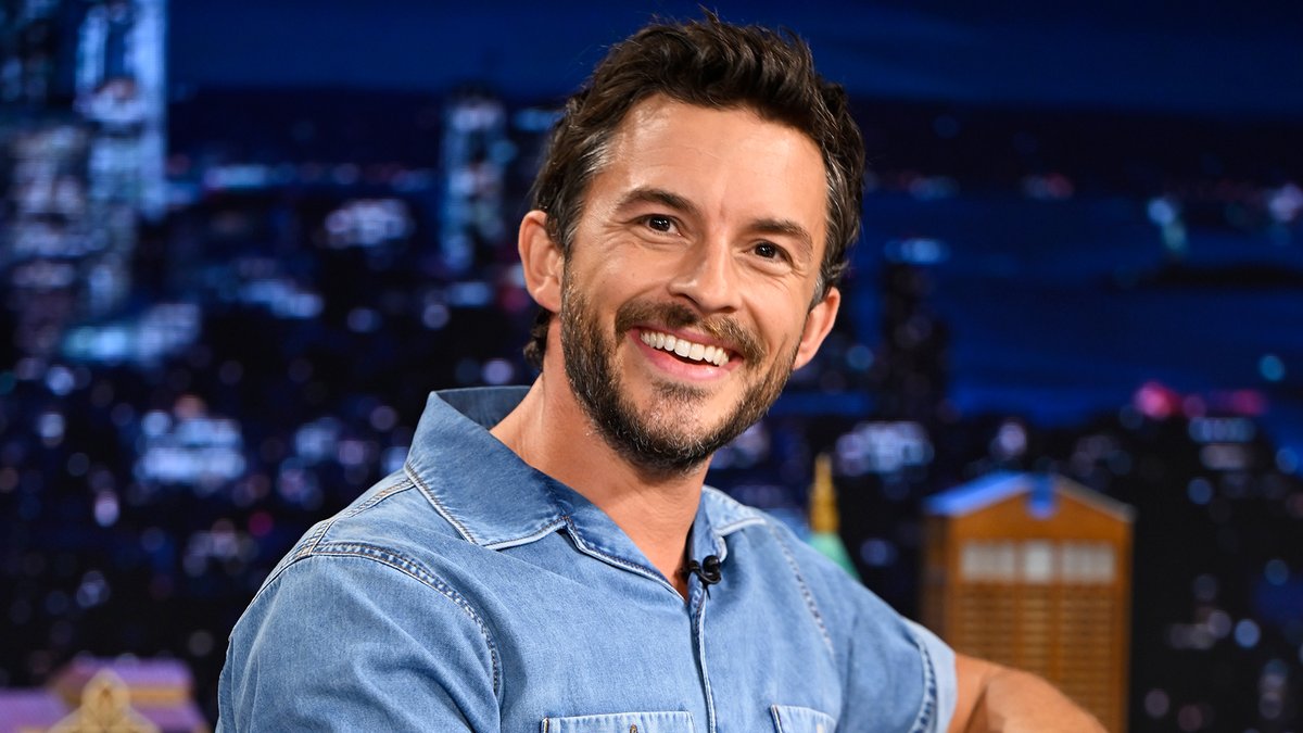 Jonathan Bailey & Jimmy attempt to do the iconic Jurassic World turn 😭 #FallonTonight