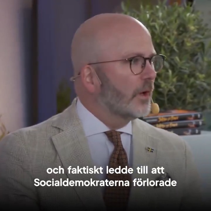 Tvång(s)blandningen är på riktigt. Den måste stoppas. När Jimmie Åkesson citerar S-uttalanden om tvångsblandningen möts det av desperata dementier från ett parti som insett att folk inte kommer att acceptera att reduceras till pjäser i Magdalena Anderssons integrationspolitik. Men tvångsblandningen genomförs redan. I värmländska Filipstad gjordes skolorna om för att elever skulle bussas och blandas. I Stockholm vill S bygga hyresrätter i trygga villaområden. Valet nästa år står mellan en naturlig integration där människor jobbar sig upp och därigenom blir en del av samhällsgemenskapen och en social ingenjörskonst som gör hela Sverige till ett utsatt område.