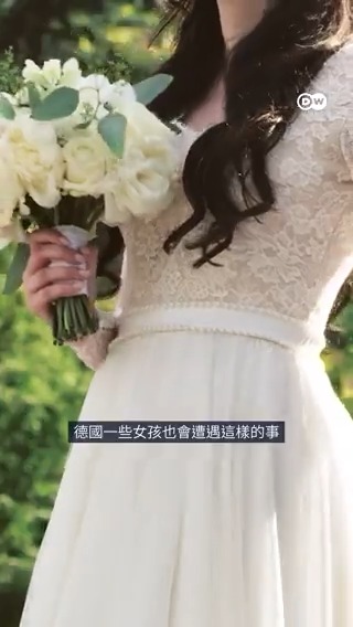 【移民女孩的噩梦：国外假期变成包办婚姻？】 对很多女性来说，强迫婚姻仍然是一个隐藏的噩梦。它影响着全球数百万人，在各国都可能发生——包括德国在内。2022年，一项针对不同援助组织和地方机构的调查显示，仅在柏林就有近500起强迫婚姻或策划强迫婚姻的案件，其中88%的案例发生在国外。#dwstories