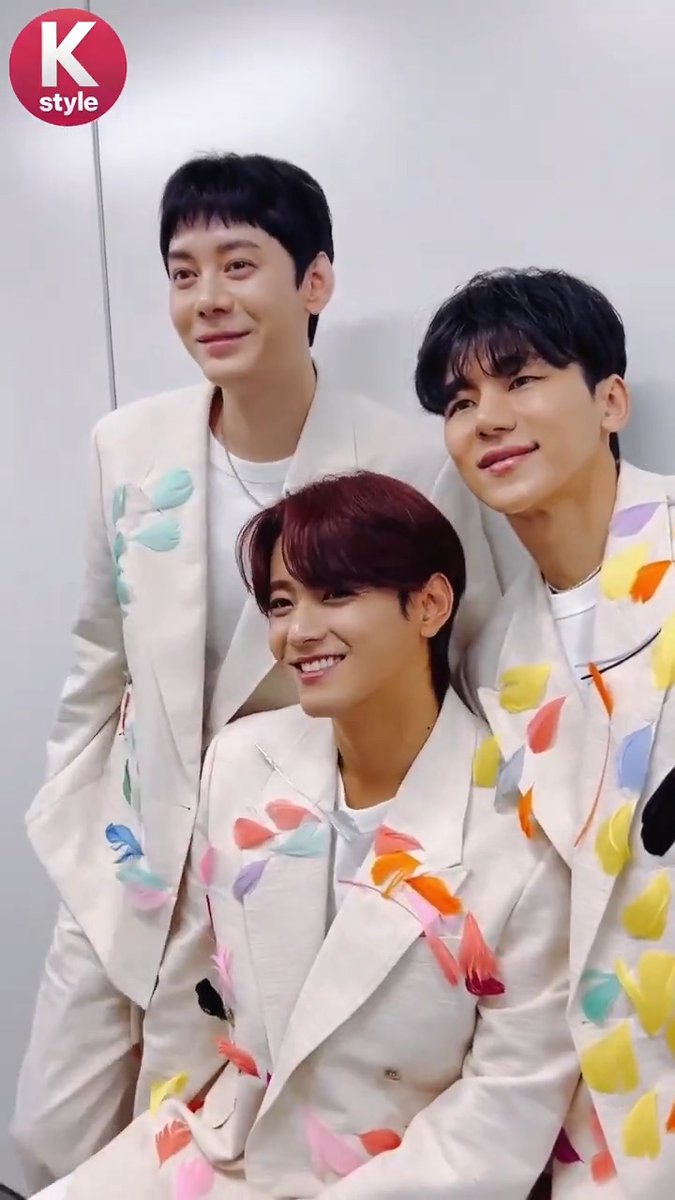 MYNAME、撮影中もわちゃわちゃ! 取材メイキングをチラッとお届け🎥 ▼ 後編のインタビューを本日公開💭 🔸Vol․1 🔹Vol․2 #MYNAME #マイネーム #마이네 #VIVID