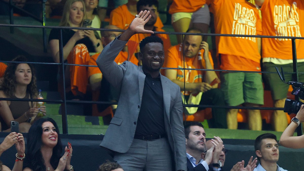 🧡 𝙍𝙤𝙢𝙖𝙞𝙣 𝙎𝙖𝙩𝙤 𝘜𝘯𝘢 𝘰𝘷𝘢𝘤𝘪𝘰́𝘯 𝘥𝘦 𝘓𝘌𝘠𝘌𝘕𝘋𝘈 La Fonteta en pie recibe a Romain Sato en su primer retorno a casa. ¿Quieres ver el #Satismo en acción? Este domingo, formará parte de nuestro equipo de leyendas en la despedida de la Fonteta. 🧡 Te esperamos 🎫 Entrada solidaria en beneficio de afectados por la DANA 🔸 En nuestra web 🔗 🔸 Web de Endesa 🔗