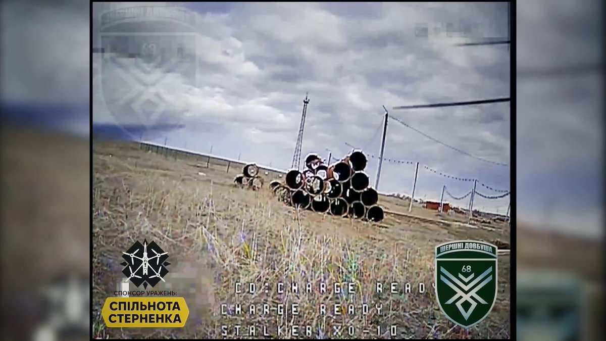 FPV на оптоволокні. Чому вони такі важливі? Звичайні FPV керуються за допомогою радіозвʼязку. Це має як свої переваги – більша дальність польоту та маневреність, так і недоліки – ворог може «задавити» дрон засобами РЕБ. ✅Саме цю проблему і вирішує оптоволокно. Протидіяти йому РЕБами неможливо, бо сигнал іде по кабелю, а не радіо. FPV на оптоволокні також дають кращу якість зображення і стабільний сигнал аж до самої цілі. А ще може працювати в низинах, куди звичайним FPV дістатися складно. На жаль, ворог значно попереду нас у цьому типі дронів – росіяни почали їх розробляти раніше, а кабель для передачі сигналу вони тягнуть у величезних обсягах із комуністичного Китаю. І це створює великі проблеми для, зокрема, нашої логістики. Україна наразі має досить обмежені можливості у виробництві таких FPV, але буде значно краще! 🤝Наш фонд вже має якісні робочі рішення за адекватну ціну, і розпочав серійні поставки до війська.Ми глибокого залучені і у процес R&D – у нас є крутий фахівець для цього Ми будемо співпрацювати також і з іншими перспективними виробниками та тільки нарощуватимемо поставки. Та для цього треба ваша допомога! Донатьте на русоріз!