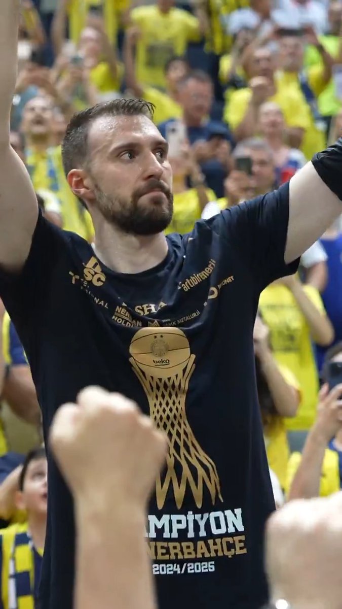 Her zaman ailemizin bir parçası olacak, Sarı mirasımızın en değerli isimlerimden Marko Guduric için düzenlediğimiz seremoniden özel anlar! Bir kez daha her şey için teşekkürler Marko! 💛💙 #YellowLegacy