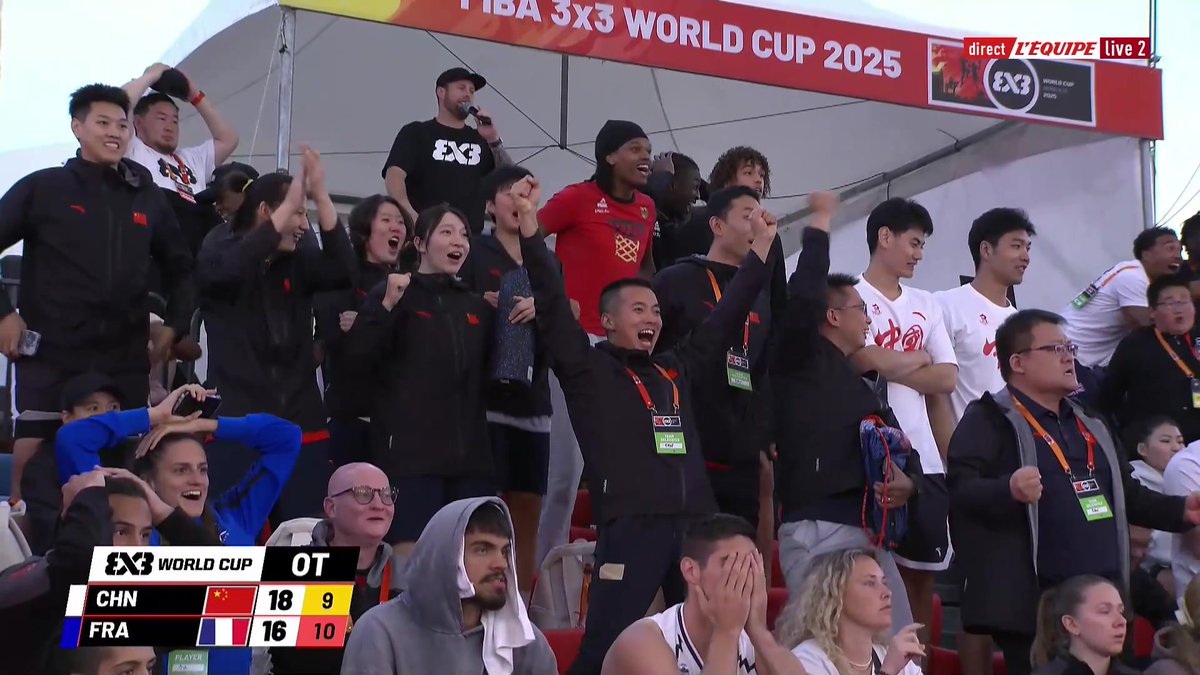 😔 Déception pour les Français... Ils s'inclinent face à la Chine (18-16, a.p.) et ne réussissent pas à passer les poules dans cette Coupe du monde de Basket 3x3. #lequipeBASKET