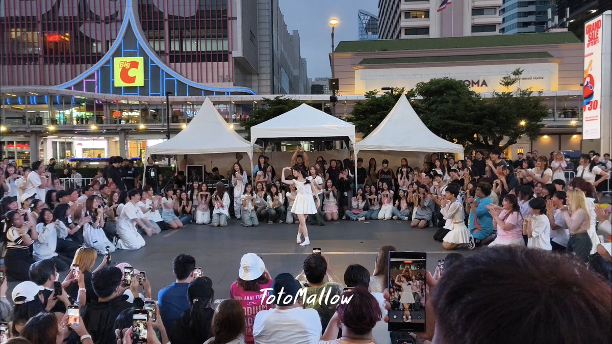 แพนเค้กช่วง Solo เพลง Colorcon Wink ช่วงท้าย Random Dance ทั้งเมมเบอร์และแฟนคลับพร้อมใจกันนั่งลงและเชียร์แพนเค้ก น่ารักมาก ดีมากๆ #ColorconWinkTH_Busking #PancakeBNK48 #BNK48
