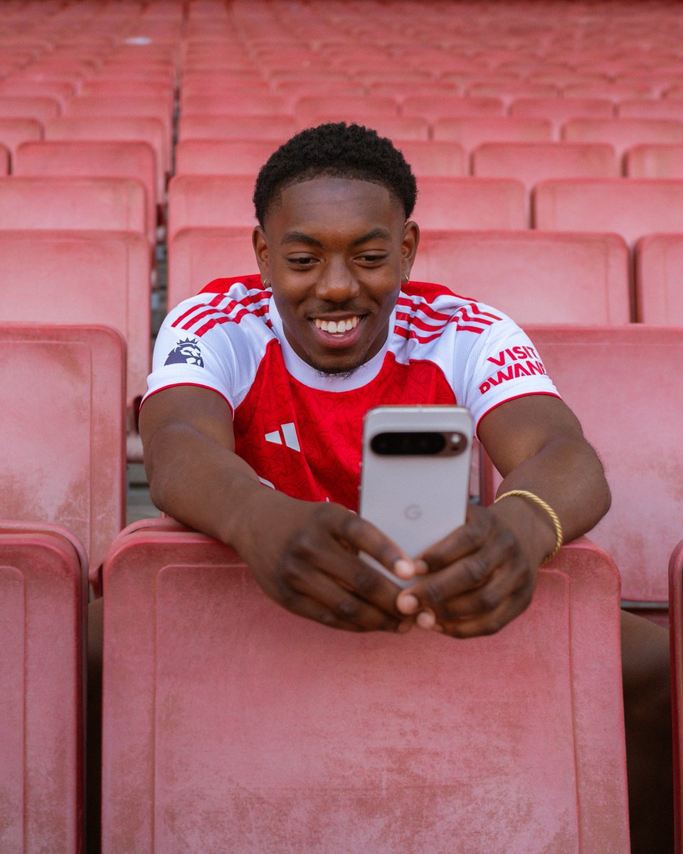 💬 "I'm one of you guys, so this means everything." Myles reacts to some heartfelt messages from our Gooners 😍
