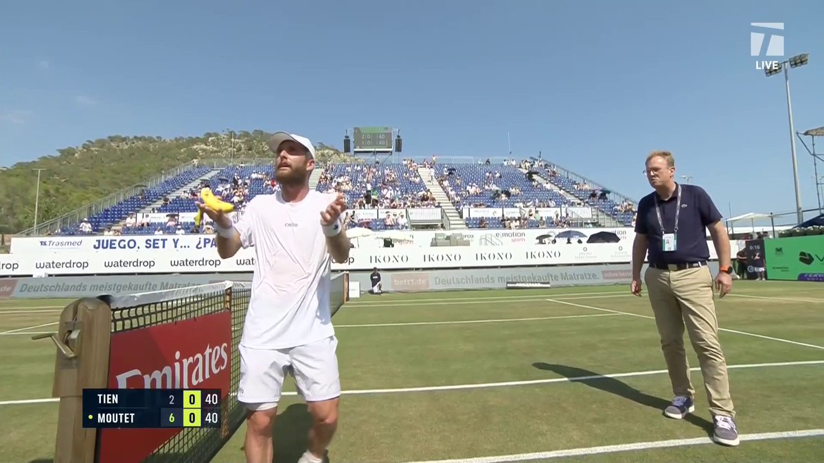 Some Moutet MAYHEM went down in Mallorca 😳 Corentin disagrees with the umpire for awarding a point to Learner Tien after the Frenchman hit the net before ball bounced twice. #MallorcaChampionships