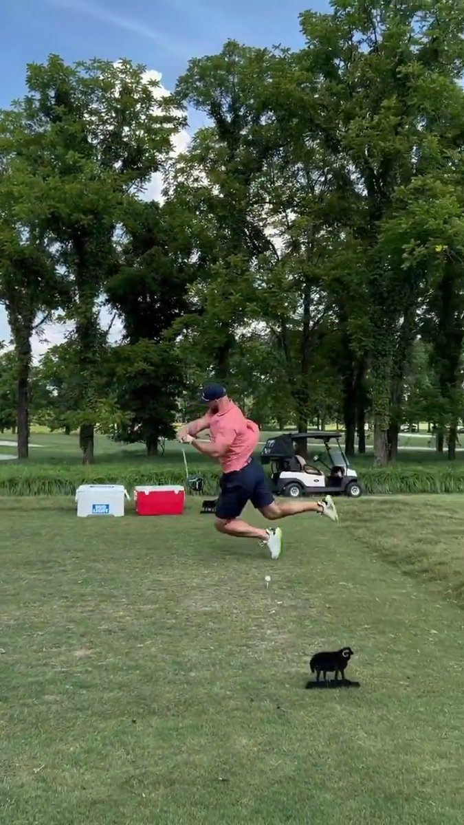 Browns TE Brenden Bates tried the Happy Gilmore swing and failed miserably 😂 TEU | Brenden Bates
