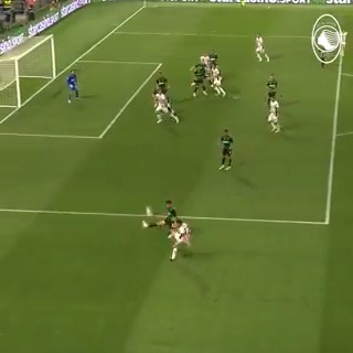 Ruggeri pone unos centros de escándalo. El mejor aliado de Sorloth llega desde Italia, va a ponerle 20 goles en bandeja.