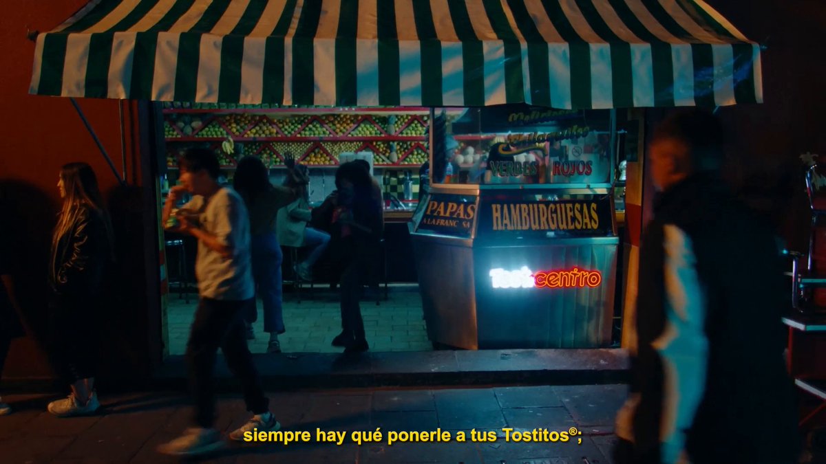 Son tantos los ingredientes que le quedan a Tostitos®️ 🤤. A ver, vamos a preparar unos entre todos, ¿ok? Empiezo yo abriendo la bolsa de Tostitos®️. Los leo 👀 🌽🥑🧀🌶️🥒