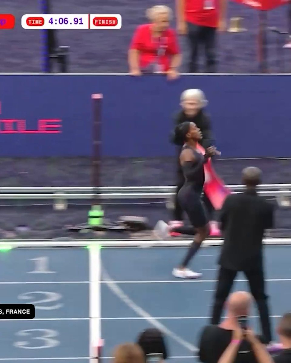 Faith Kipyegon ran the mile in 4:06.42 💨 She might not have hit the sub four-minute goal today, but it was more than a second faster than her world record 👏 (📹 Nike)