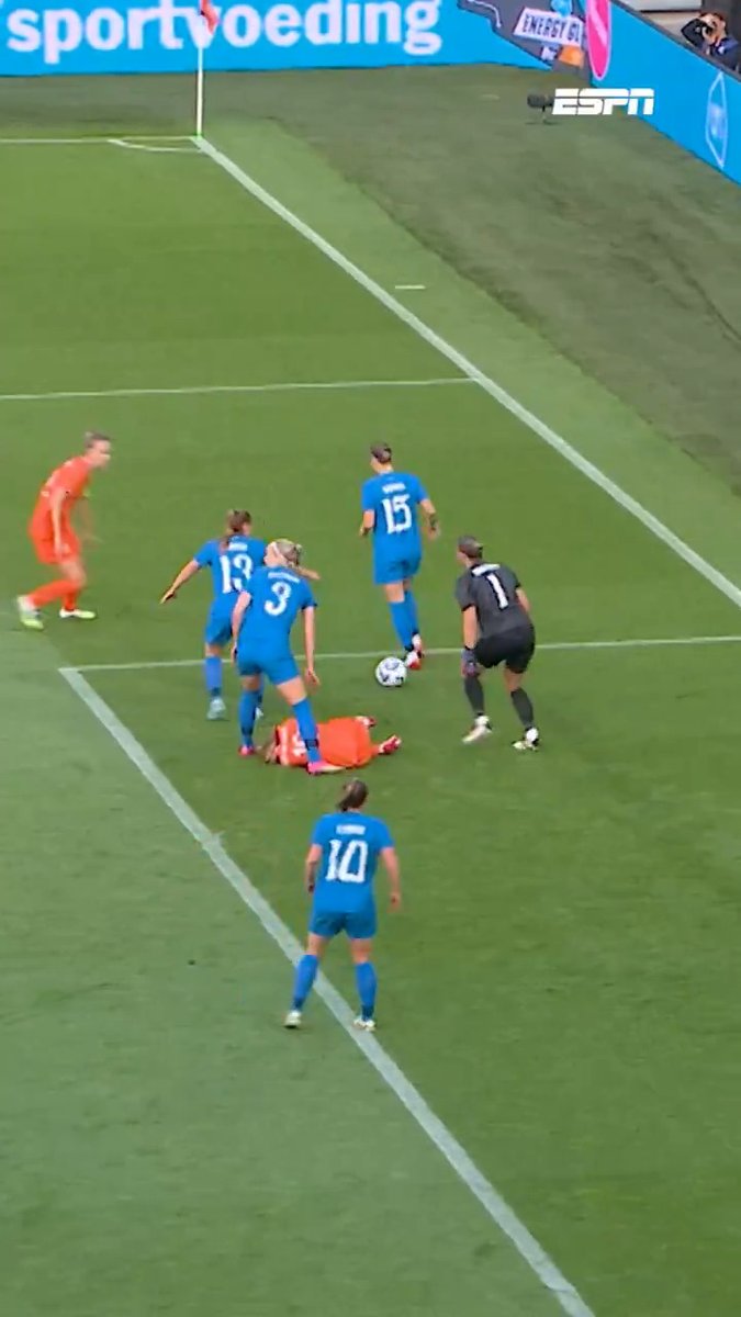 Wat gebeurt hier?! 🤯 Vivianne Miedema maakt op vrij bijzondere wijze haar 99ste doelpunt voor Oranje 👀 #NEDFIN