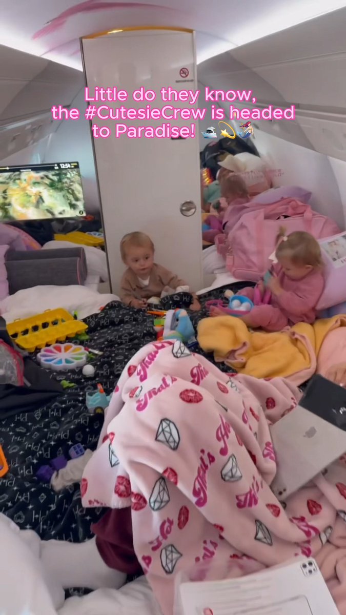 Next stop: paradise 💖🥹🌴 Sliving in the sky with my #CutesieCrew on #SlivAir! ✈️✨