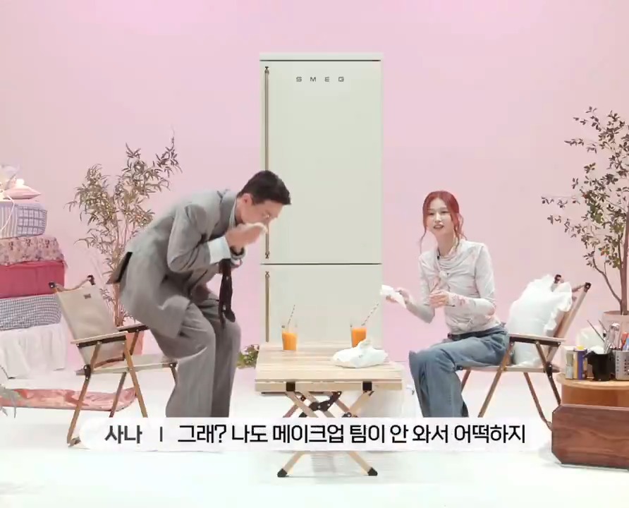 방송 보면 박정민님이 얼굴에 스무디 뿜으셨는데😂 메이크업팀이 안와서 사나가 틈틈히 메이크업 봐주는거 잠깐 언급됐는데 방송 제대로 안본 분들이 그랬나보다ㅎㅎ이와중에 사나가 "오늘은 이만큼 맛있었다는 맛표현이 말로 하지 않아도 표현이 되지 않았나요?"라고 상황 정리하는 센스 감탄스러움