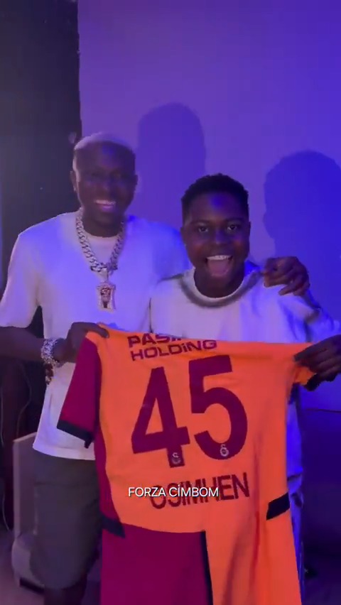 🦁 Victor Osimhen, çevresine Galatasaray forması dağıtmayı sürdürüyor.