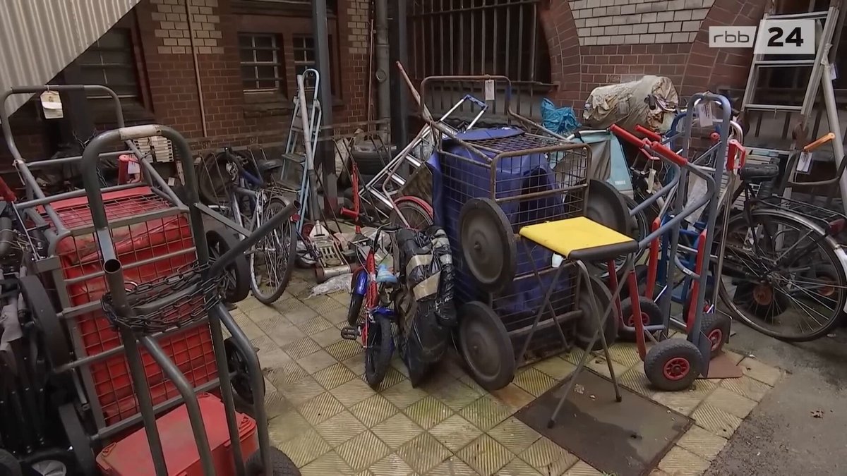 Die Asservatenkammer in Berlin-Moabit ist so voll, dass eine weitere Aufnahme von Beweismitteln abgelehnt wird. Hier ein Vorschlag, wie das Problem gelöst werden kann: 1) Keine Hausdurchsuchungen und Beschlagnahmung von elektronischen Endgeräten wegen Memes. 2) Remigration – denn es ist davon auszugehen, dass die meisten Beweismittel im Kontext der Massenzuwanderung stehen. Das eine lässt sich bereits morgen umsetzen, das andere dauert noch mindestens ein Jahr. Aber dann ist das Platzproblem des Kriminalgerichts Moabit gelöst!