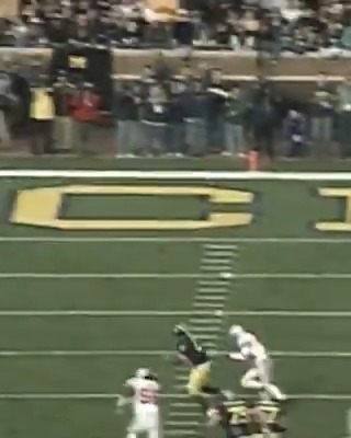 Kids today will never understand how great Chris Perry was 💯 Here's the former star RB's pair of TD runs in Michigan Football's 2003 win vs. Ohio State 👇 #TBT x #B1GFootball