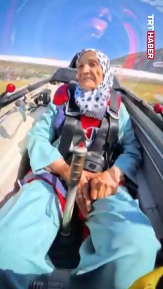 "Her yaşta, her şeyi yapabilir insan" 83 yaşındaki Mürüvvet Türksoy'un uçma hayali gerçek oldu. 📍Eskişehir