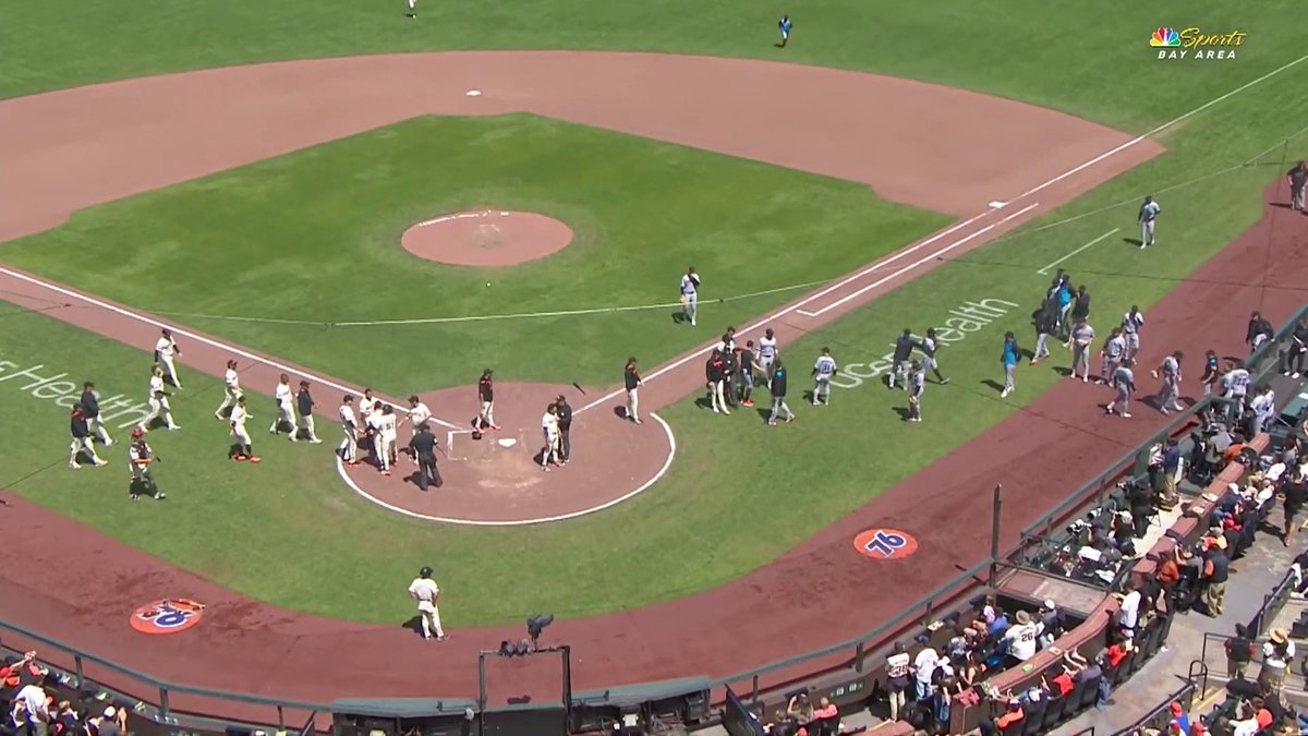 Benches cleared in today's Giants-Marlins game after this Wilmer Flores at-bat 😬