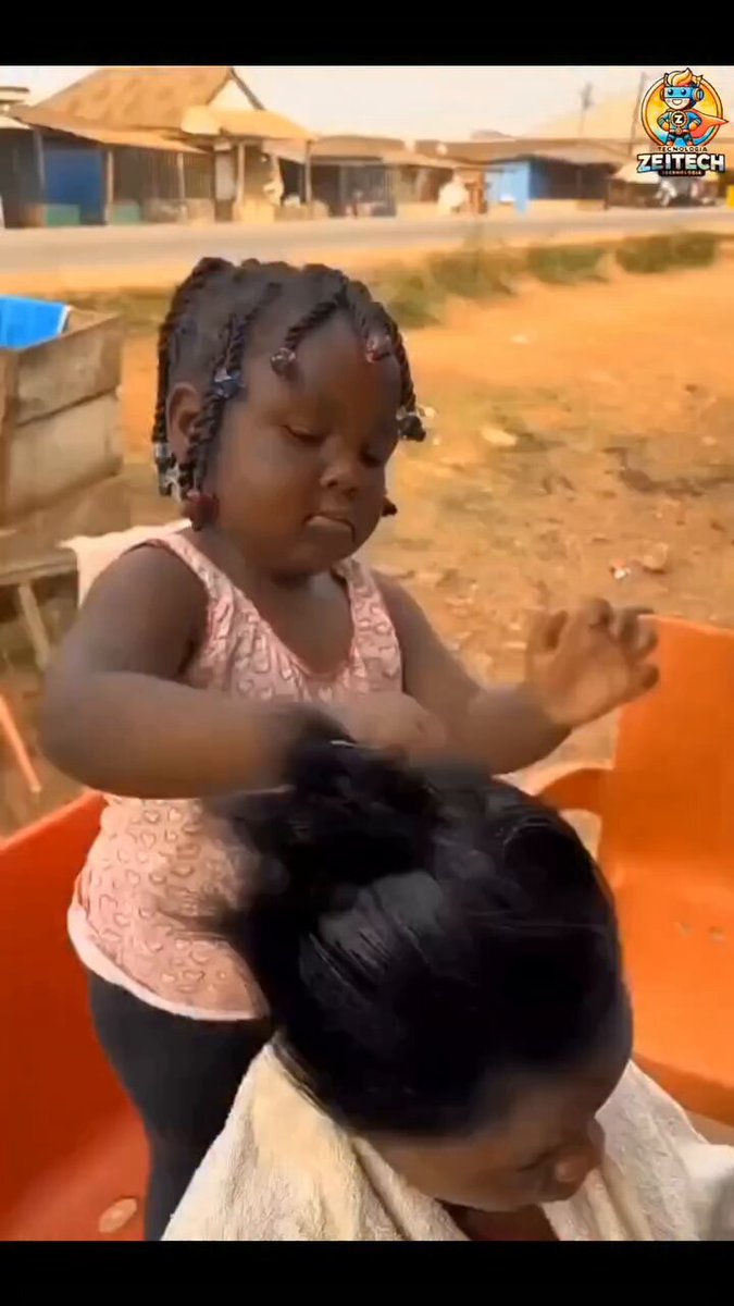 Meet Three year old Nancy Lordina who braids hair in Ghana. 🇬🇭 This is beautiful 🙌🏾